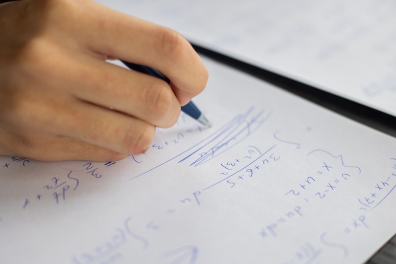 Allievo che svolge test di calcolo matematico