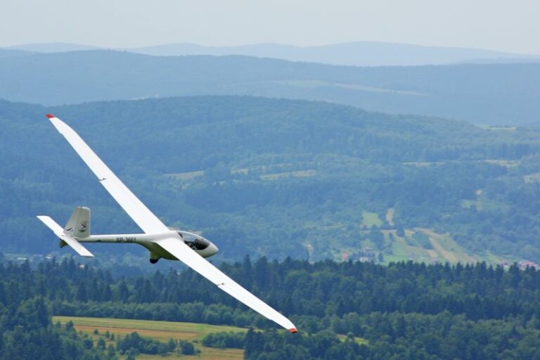 Le differenze per l'abilitazione dell'aereo senza motore