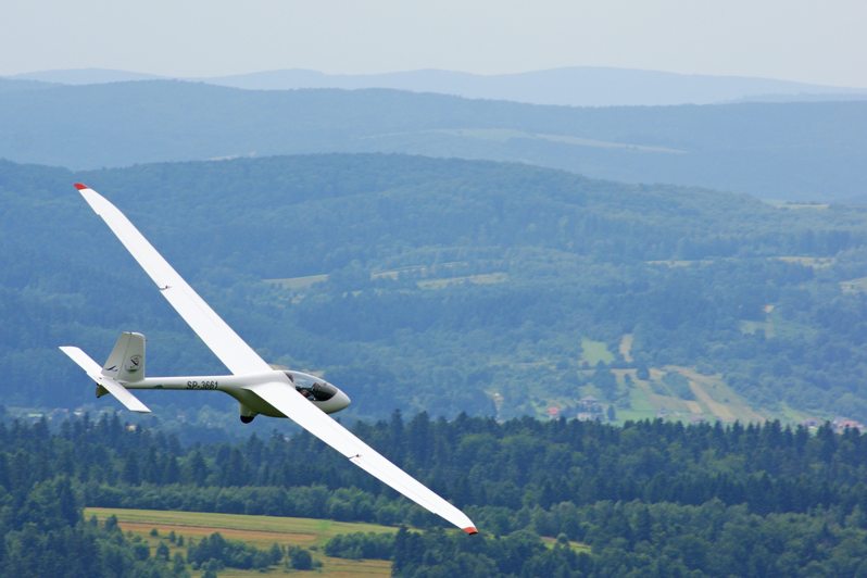 Le differenze per l'abilitazione dell'aereo senza motore