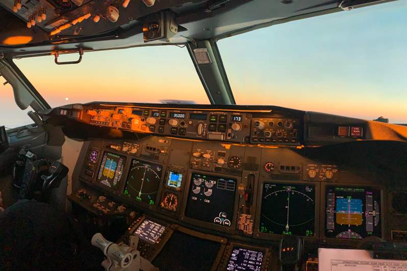 Una semplice descrizione di una cabina di pilotaggio aereo