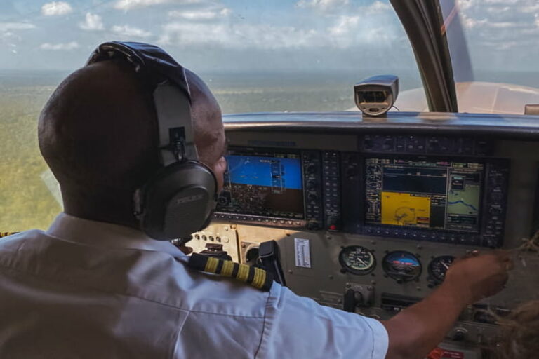 Come parlano i piloti con la torre di controllo?
