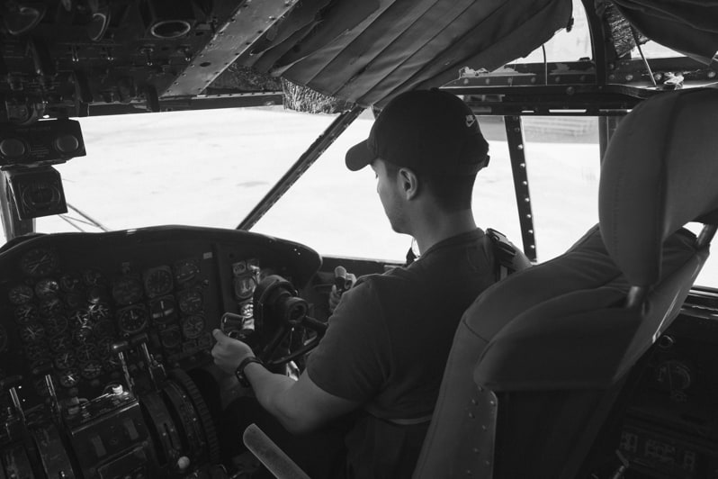 Pilota che monitora la velocità di percorrenza aereo
